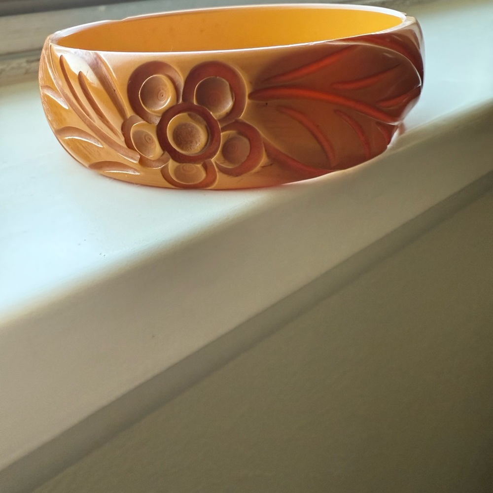 1940’s/1950’s Vintage Bakelite Carved Floral Bangle